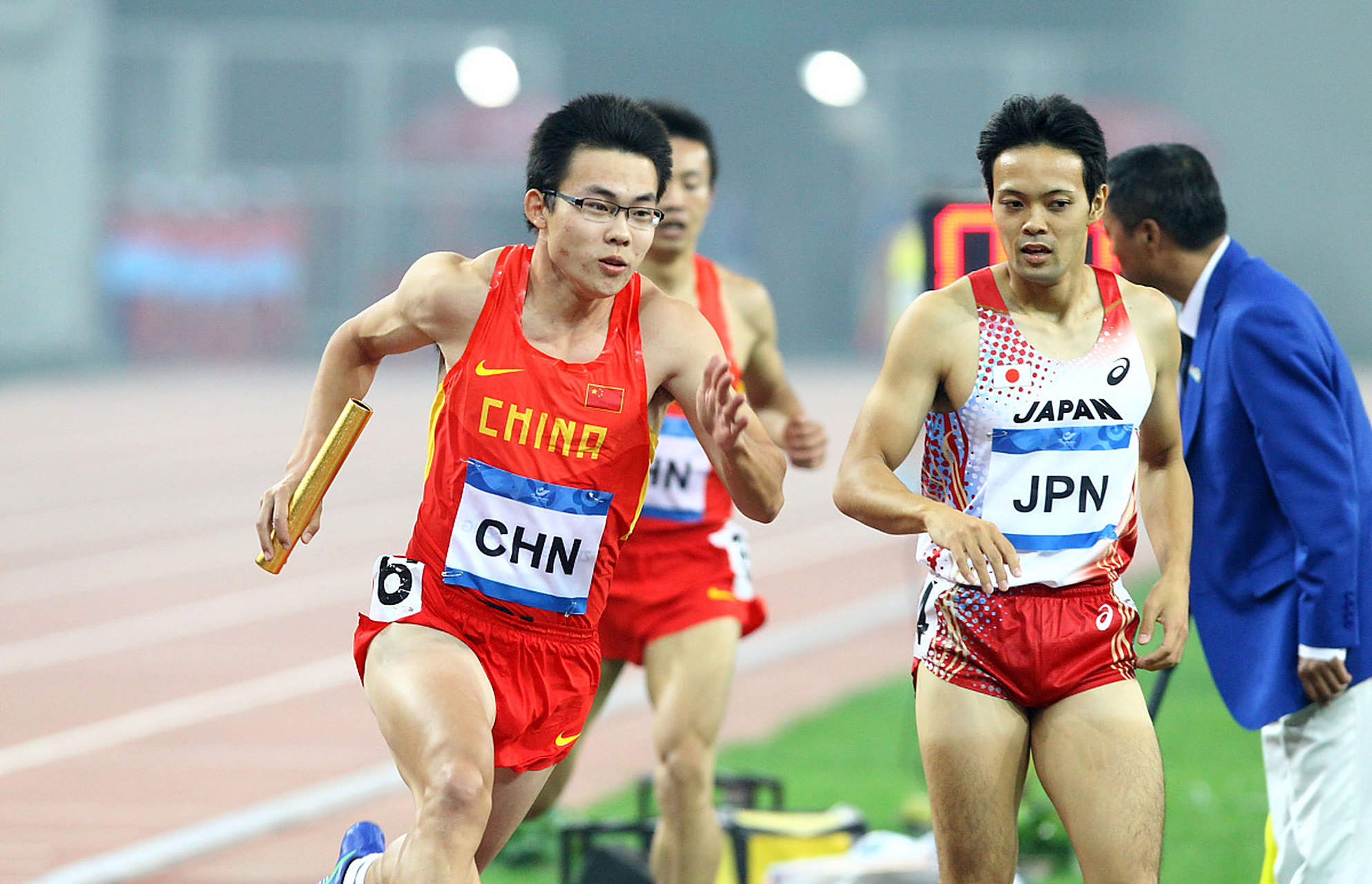 关于运动员们正处于一场激动人心的比赛之中的信息