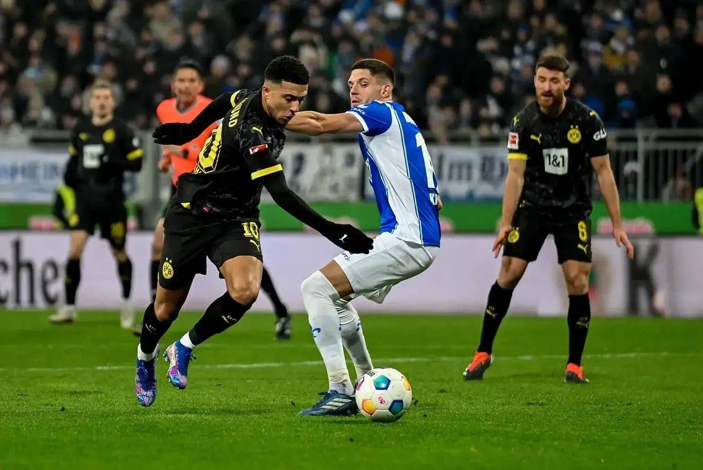 关于阿联酋队在足球比赛中展现出色实力的信息