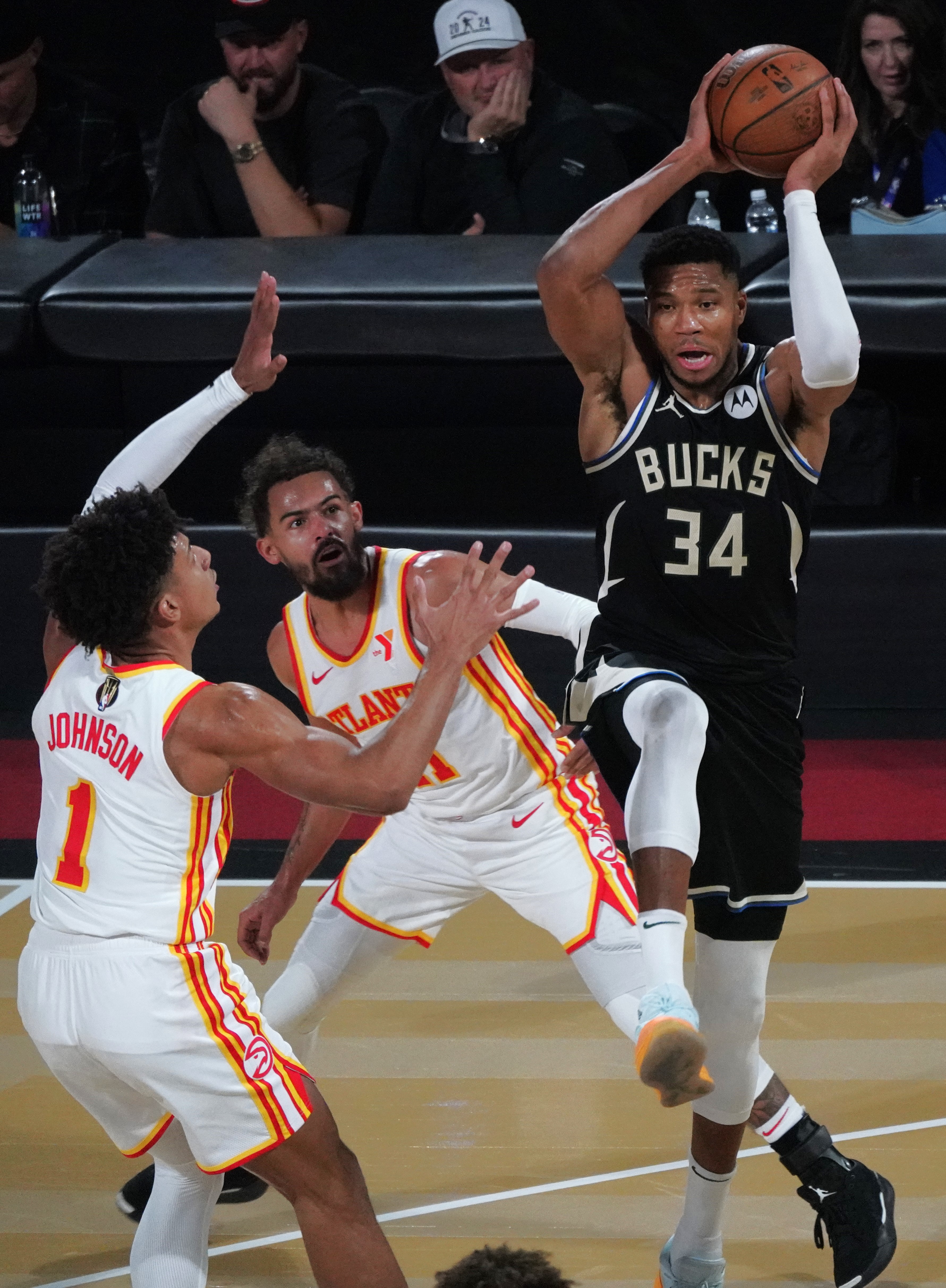 雄鹿横扫马刺，哈登统治全场的简单介绍