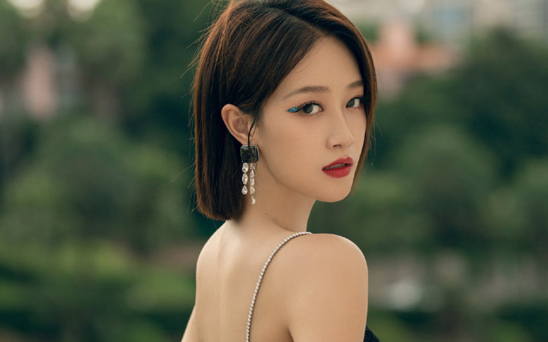 跨界主宰，德罗赞魔术一波带走篮网，F1赛道上的年度争冠启示