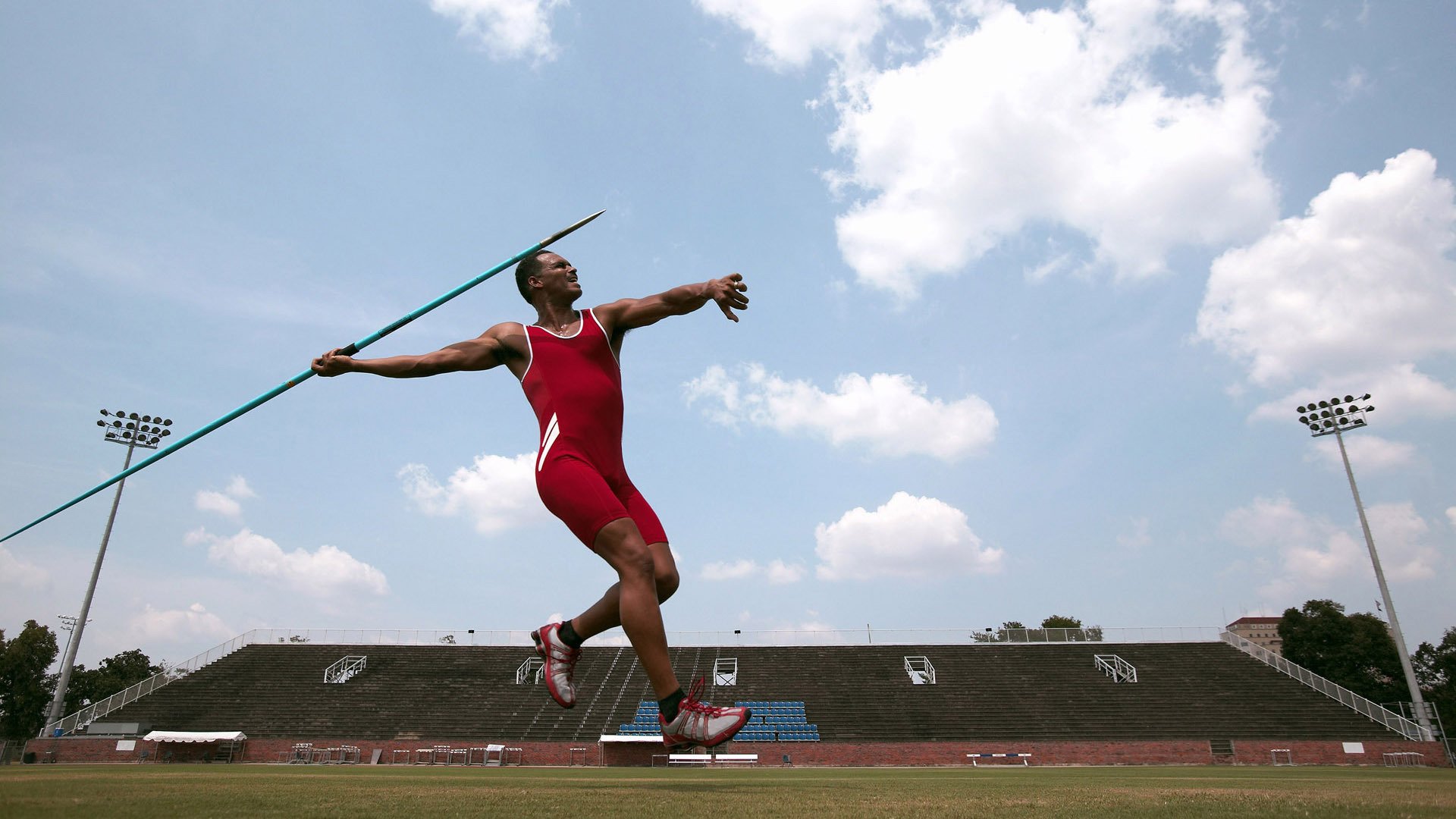 雷速体育直播入口-赛道与球场，当F1街道赛的轰鸣遇见猛龙击败步行者的狂潮