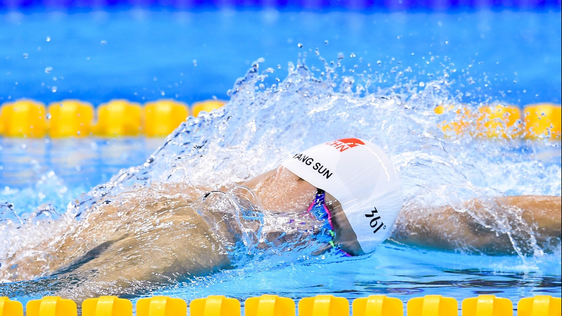 塞恩斯惊艳四座，阿斯顿马丁上演惊天逆转，索伯车队战略失误成转折点