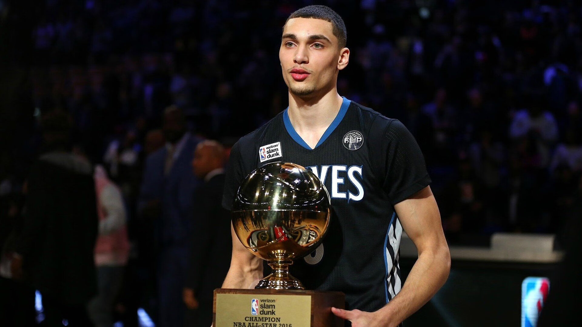 独行侠横扫深圳队，德罗赞扛起全队，孤胆英雄的篮球史诗