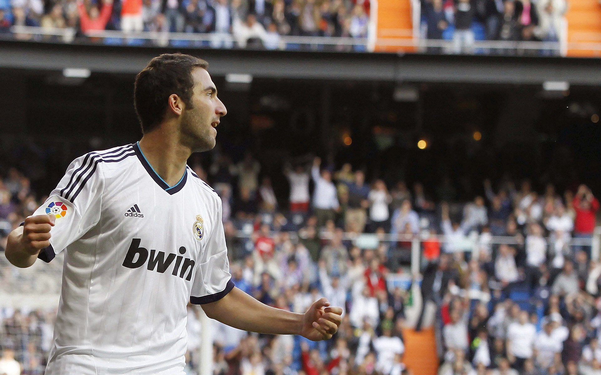 银石孤胆，维斯塔潘点燃赛场，阿斯顿马丁力克威廉姆斯演绎唯一神话